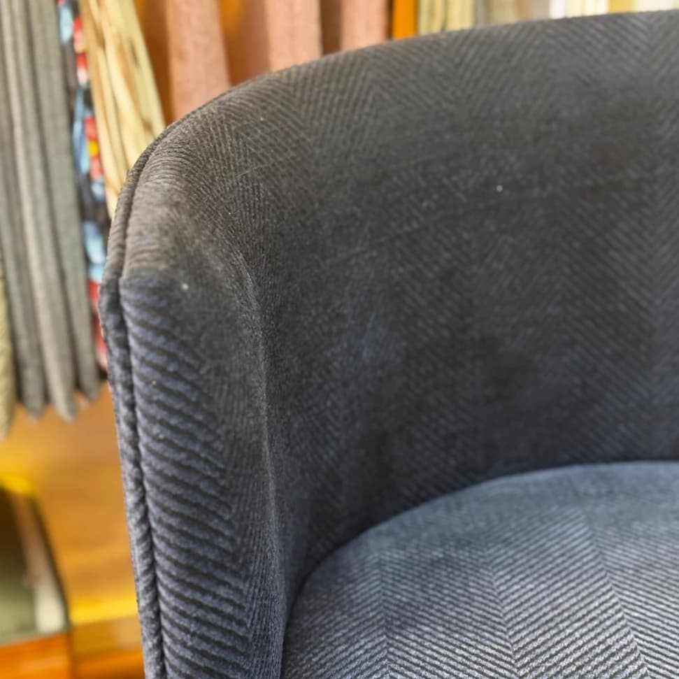 Detalhe do encosto e acabamento artesanal de costura