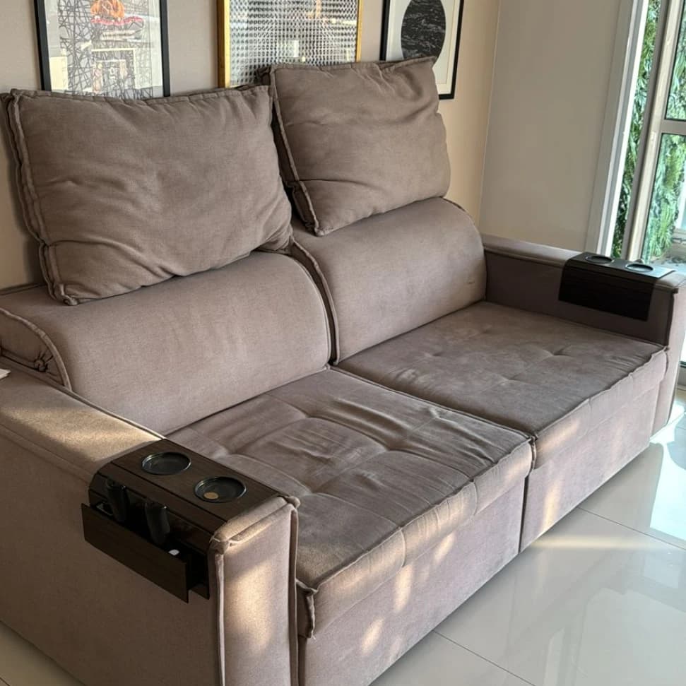 Sofá sob medida com design contemporâneo em linho