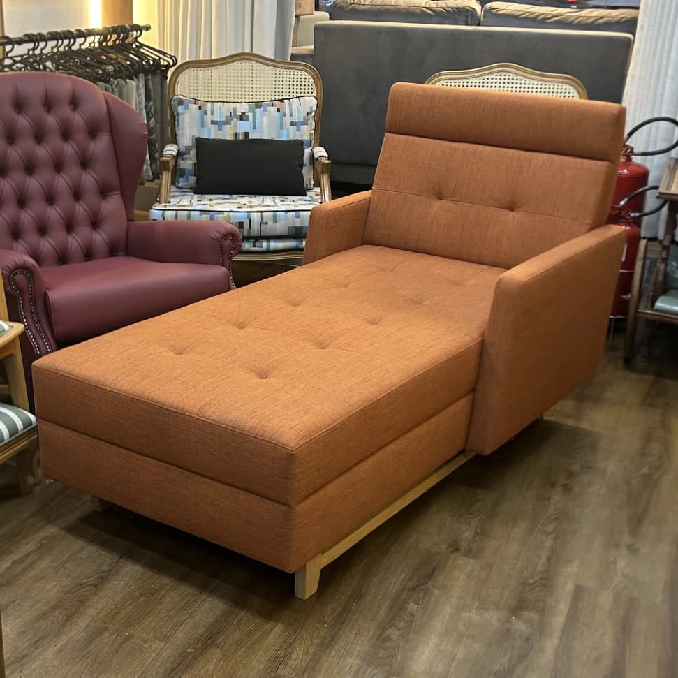 Recamier elegante com pés de madeira nobre