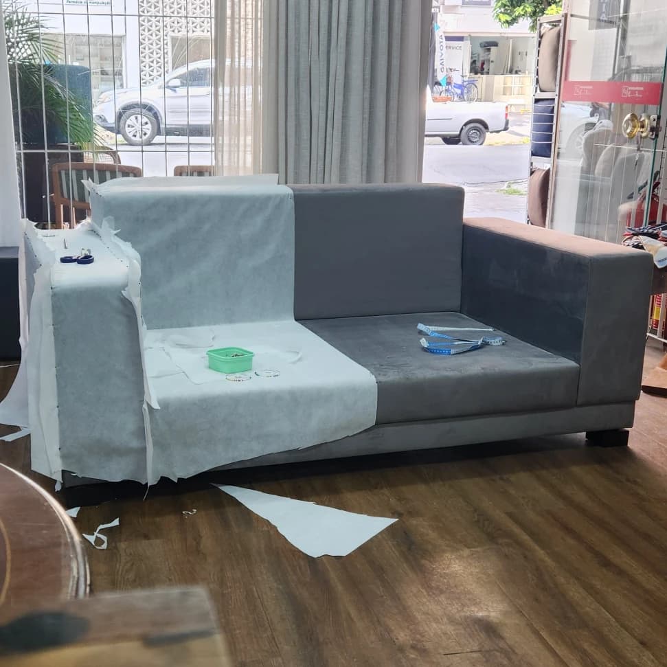 Sofá de design integrado para salas sofisticadas