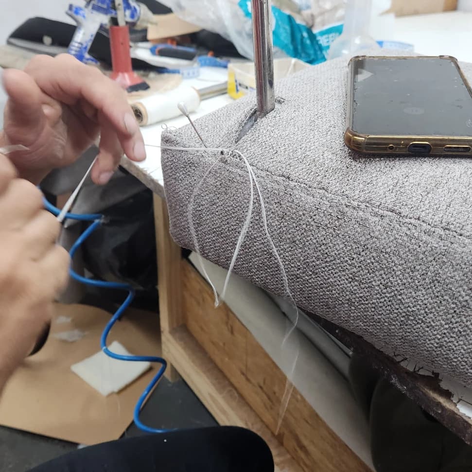 Detalhe de acabamento e costura em tecido nobre